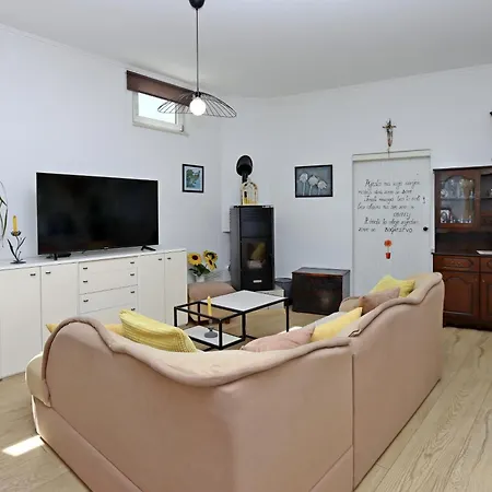House With A Parking Space - 17533