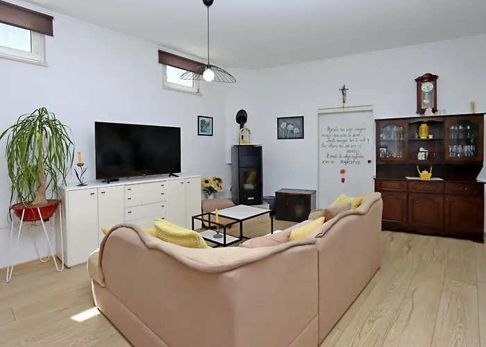 House With A Parking Space - 17533